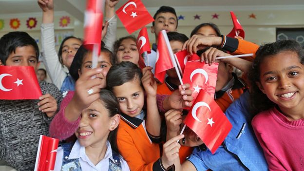 Suriyeli çocuklar Türk okulunda