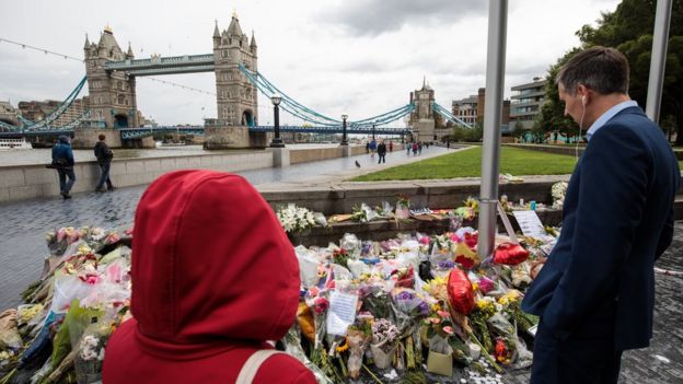 Flores en uno de los lugares del ataque en Londres