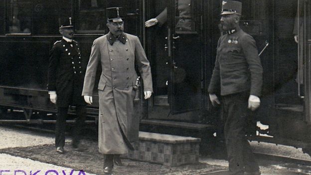 Una imagen de los archivos históricos de Sarajevo muestra al archiduque Francisco Fernando saliendo de un tren que arribó a Ilidza, un suburbio del oeste de Sarajevo, el 27 de junio de 1914, el día antes de su asesinato.