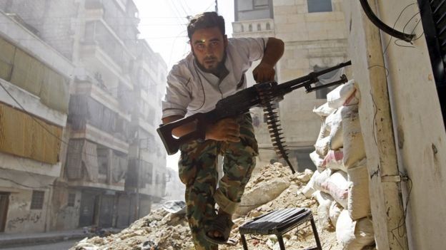 Un rebelde luchando en Siria