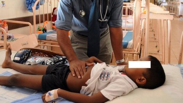 ප්රතිකාර ලබන දරුවෙක් (සංරක්ෂිත ඡායාරූපයක්)
