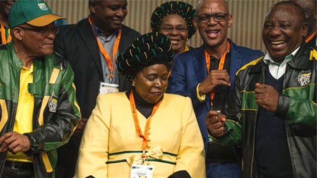Au premier plan, de gauche à droite, Jacob Zuma, Nklozana Dlamini-Zuma et et Cyril Ramaphosa