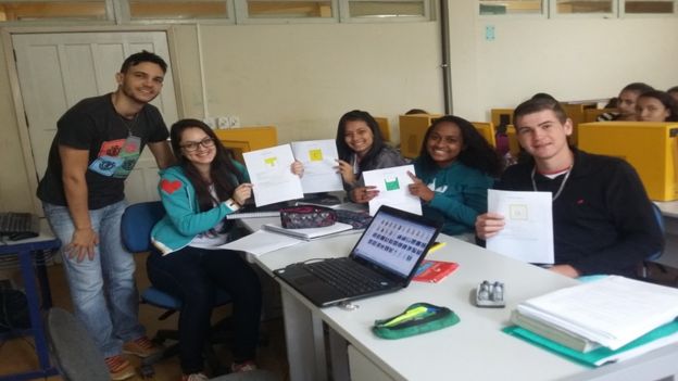 O professor e seus alunos em sala de aula