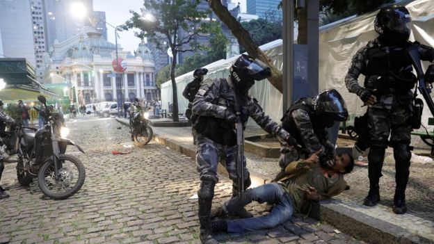 Policiais detém manifestante no Rio de Janeiro, dia 28 de abril de 2017