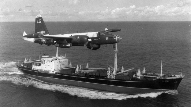 Un avión estadounidense sobrevuela un buque soviético durante la Crisis de los Misiles en 1962.