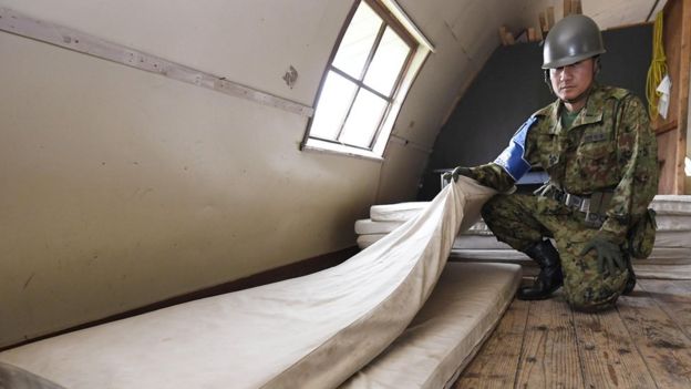 Policía mostrando los colchones entre los cuales durmió Yamato