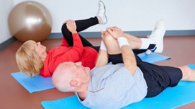 Un hombre y una mujer en un gimnasio.