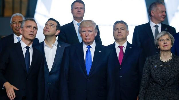 Donald Trump junto a otros líderes de países socios de la OTAN durante la tradicional foto de familia.