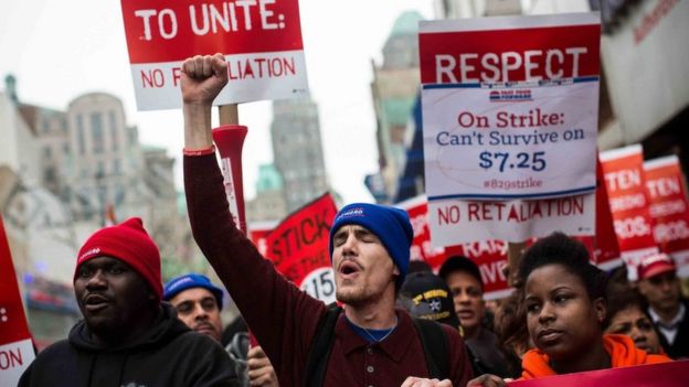 Trabajadores de salarios bajos protestan para pedir un aumento del sueldo mínimo.