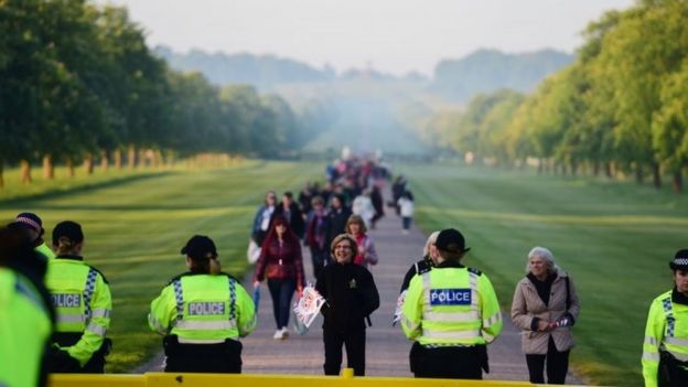 Members of the public arrive on the Long Walk in Windsor