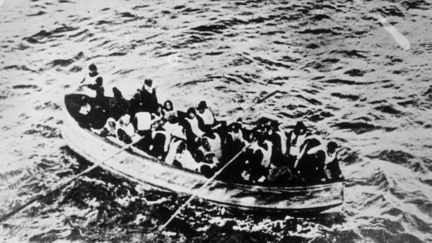 在救生艇上的泰坦尼克号遭难者们