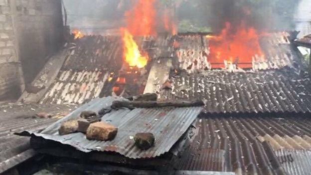 இலங்கையில் இரு குழுக்கள் இடையே மோதல்