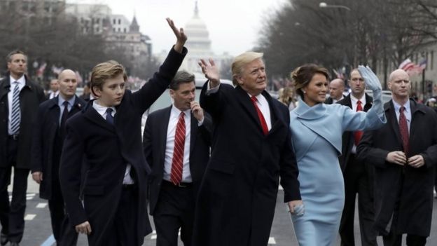 Donald Trump y su familia desfilan por Washington