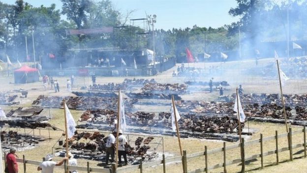 A total of 16,500 kg of beef are grilled in Rodo Park in Minas, Uruguay, 120 km from Montevideo, in an attempt to break the Guinness record for