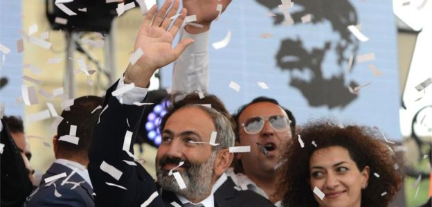 Nikol Pashinyan (L) and his wife Anna Hakobyan (R) celebrate with supporters in the Republic Square in Yerevan, Armenia, 08 May 2018