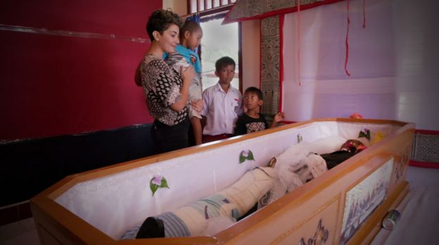 Sahar Zand en un hogar junto a niños y un féretro
