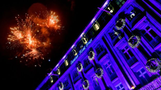 Fireworks illuminate the night sky over the Excelsior Hotel during New Year's Eve celebrations in Cologne, Germany, 01 January 2018.