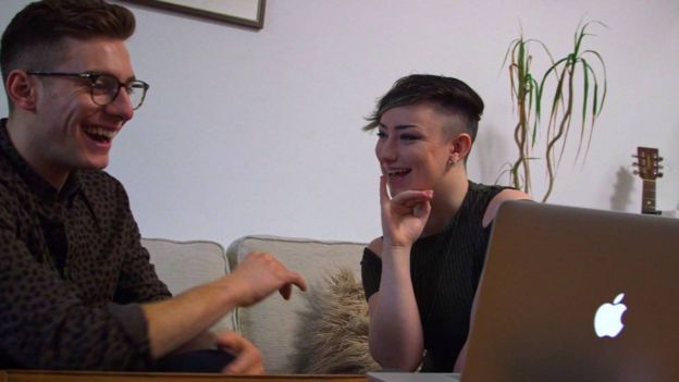 ஆபாசத்தை அழகுபடுத்த முயற்சிக்கும் பெண்