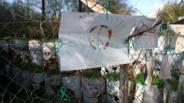 Señal de la paz en la valla de la zona desmilitarizada de la ONU en Chipre