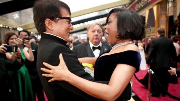 Jackie Chan bersama aktris Taraji P. Henson saat acara Academy Awards atau Piala Oscar ke 89, Februari2017 di Hollywood.