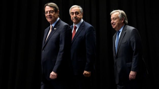 BM genel sekreteri Antonio Guterres (en sağda), Kıbrıslı Türk lider Mustafa Akıncı ve Nicos Anastasiades ile birlikte...