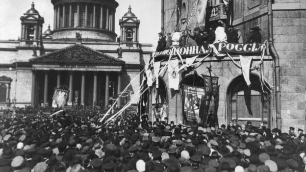 Manifestação durante a Revolução Russa, em outubro de 1917