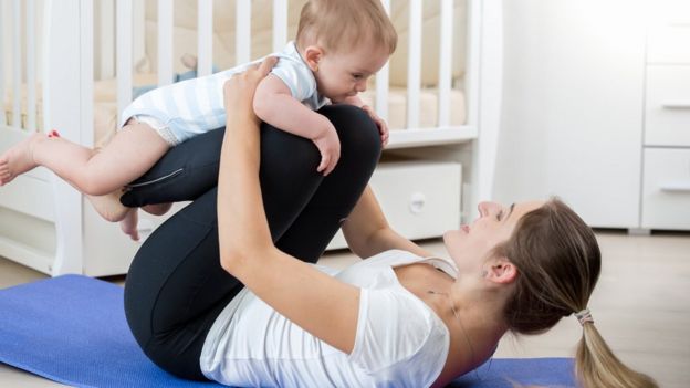 Madre haciendo ejercicios con el bebé