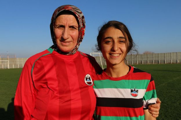 Yağmur Çetin siente admiración por Azize, a la que llama la Ronaldo del equipo. La veterana jugadora le corresponde el ápodo llamándola Messi.