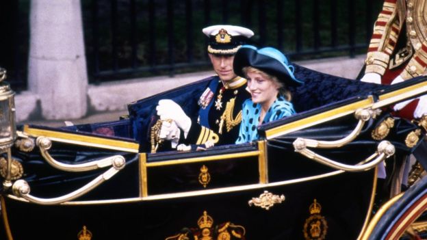 когда принц Эндрю женился на Саре Фергюсон в 1986 году, королева сделала его герцогом Йоркским, таким образом, Фергюсон стала герцогиней Йоркской - титул, который она сохранила, несмотря на развод