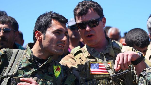Amerikan askeri ile YPG savaşçısı Derik'te konuşuyor