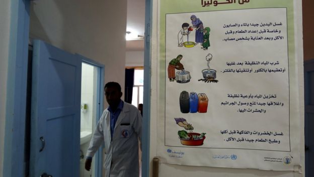 Cartel con instrucciones de cómo prevenir la infección del cólera en un hospital de Saná, Yemen, el 15 de junio de 2017.