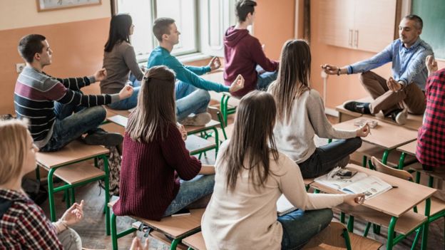 Clase realizando ejercicio de relajación