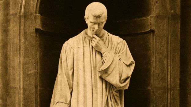 Estatua de Maquiavelo.