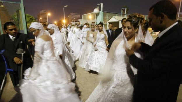 Egyptian couples arrive at a Cairo stadium for a collective wedding (05 September 2007)