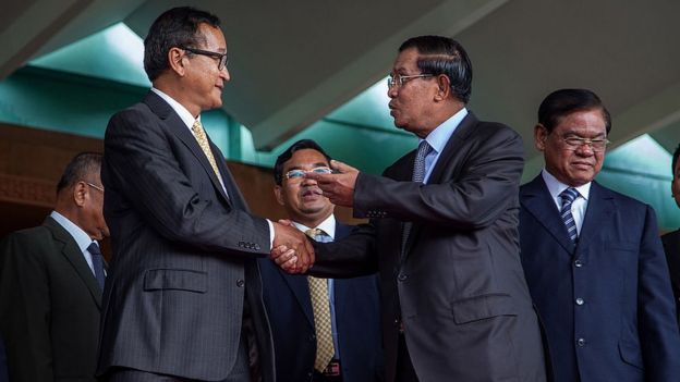 Sam Rainsy and Hun Sen shake hands