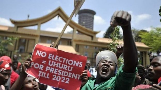 Wafuasi wa rais Uhuru Kenyatta wakiandamana na kupinga uamuzi huo wa mahakama ya juu