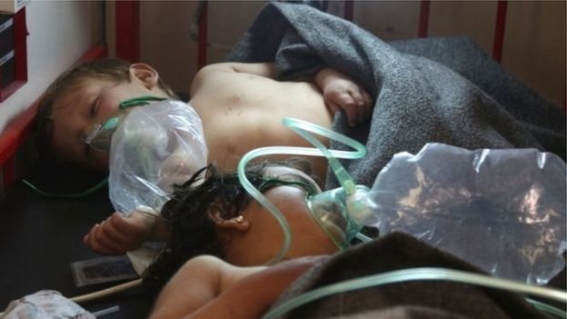 حسب هيئة الصحة في محافظة إدلب، فإن 89 شخصا، بينهم 33 طفلا، و18 امرأة، قتلوا في هجوم خان شيخون الذي يعتقد أنه تم باستخدام غاز الأعصاب.
