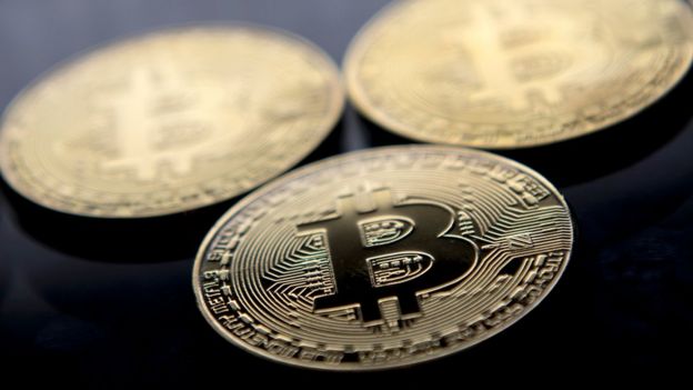 Una moneda con el logo del bitcoin