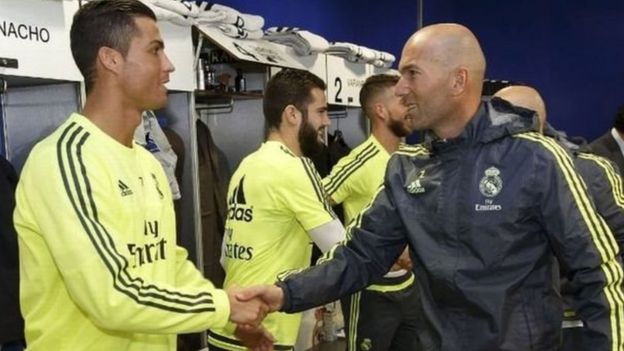 Zinedine Zidane akisaliamiana na nyota wa timu hiyo Cristiano Ronaldo