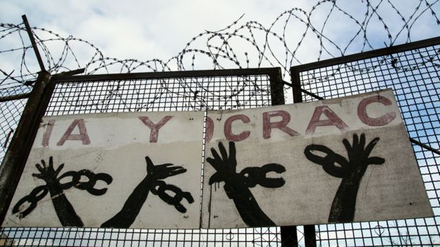 Pancartas de protesta con la palabra