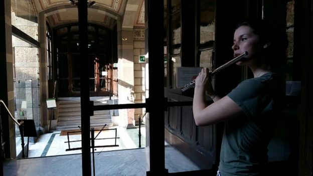 Chiara, estudiante del Conservatorio de Milán e intérprete de flauta traversa de 21 años, toca la flauta en la Casa de Reposo o Casa Verdi de Giuseppe Verdi en Milán, Italia.