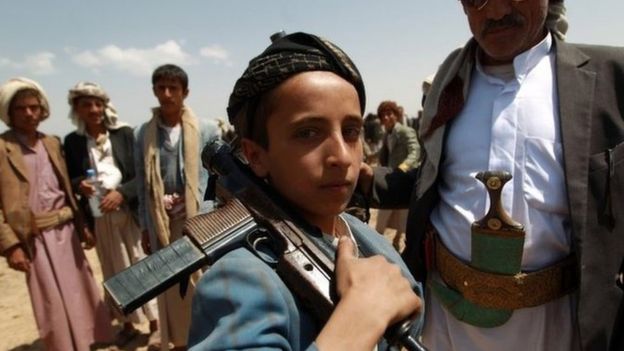 Garoto iemenita aliado dos hutis carrega arma no norte de Sanaa:
