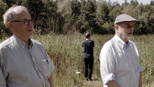 Horst von Wächter (izquierda), Niklas Frank y en el fondo, de espaldas, Philippe Sands.