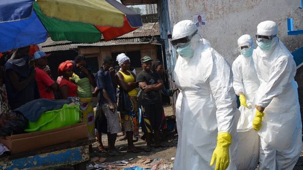 Trabalhadores sanitários retiram um cadáver na Libéria