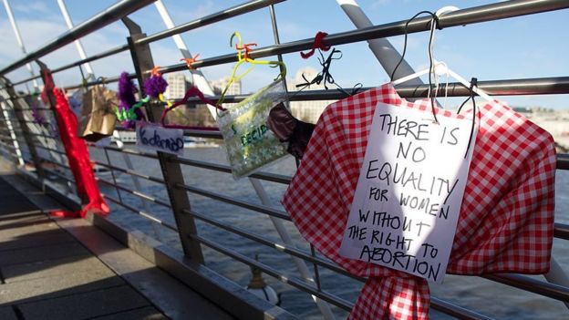 Ganchos de ropa colgados en el puente del Milenio en Londres