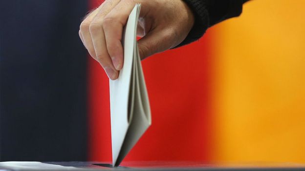 Persona votando en Alemania.