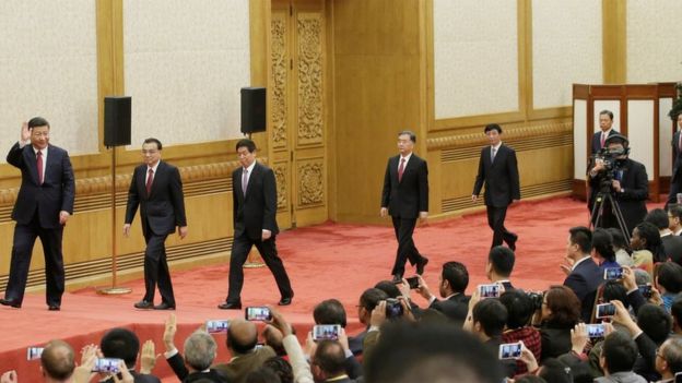 习近平率领新一届政治局常委在人民大会堂一楼东大厅与中外记者见面