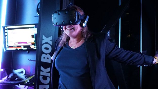 Zoe Kleinman probando el Black Box VR. (Foto: BBC)