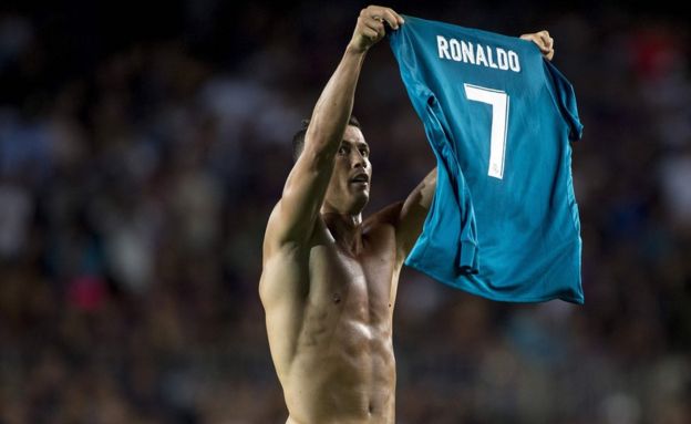 Cristiano Ronaldo, 80. dakikada takımını 2-1 öne geçiren golü attıktan sonra gol sevincinde formasını çıkardığı için sarı kart gördü