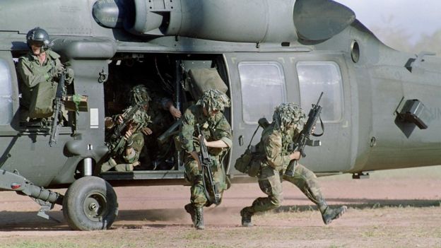 Soldados estadounidenses descienden de un helicóptero durante la invasión a Panamá en 1989